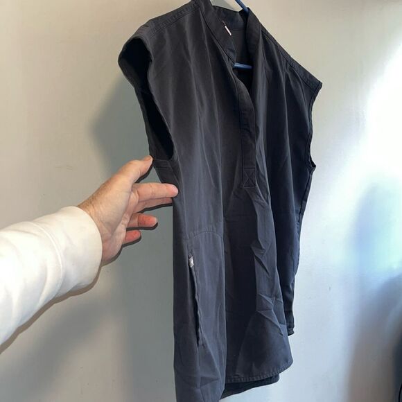 EUC WOMEN’S MEDIUM FIGS RAFAELA SLEEVELESS SCRUBS V-NECK TOP W/POCKETS - Picture 3 of 9